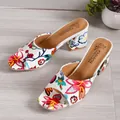 Sabot eleganti ricamati a fiori con tacco largo e punta aperta per donna colore bianco - 35 / Bianco