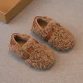 Zapatos de peluche marrón para niños con forro polar cálido y detalle de hebilla. - Talla 21 Interior 13.0cm / Caqui