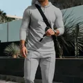 Detail eines grauen Waffelstrick-Jogginganzugs für Herren mit Kapuzenoberteil und Hose - Grau