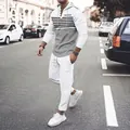 Herren Waffelstrick Kapuzen-Trainingsanzug mit gestreiftem Colorblock-Design in Weiß und Grau - S / Oberteil Und Unterteil / Weiß & Grau Block (Weiße Hose)