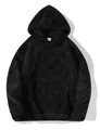 Detailopname van zwarte oversized sherpa fleece hoodie met een geblokt reliëfpatroon - S / Tops / Zwart