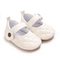 Vue détaillée des chaussures Mary Jane blanches matelassées pour bébé avec fleur déco - Blanc
