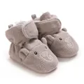 Detailansicht der grauen, weichen Fleece-Babyschuhe mit süßer Elefanten-Stickerei - Dunkelgrau