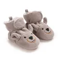 Nahaufnahme süßer grauer Baby-Boots mit Bärengesicht und weichem Fleece - Grau