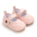 Détail des chaussures de marche pour bébé en similicuir rose avec motif matelassé et fleur - Rose