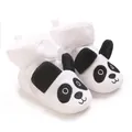 Detailansicht des niedlichen bestickten Pandagesichts auf weichen Baby-Winterstiefeln - Weiß