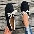 Detalle de las bailarinas Mary Jane negras con un elegante lazo de color crema - 36 / Negro
