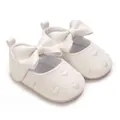 Vue détaillée des chaussures bébé princesse blanches avec cœurs brodés et nœud - Blanc