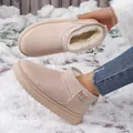 Detalle de las botas de nieve beige con forro polar y suelas gruesas sobre la nieve - 36 / Blanco Roto