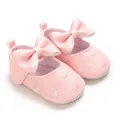 Détail de chaussures de marche roses pour bébé avec cœurs brodés et grand nœud - Rose