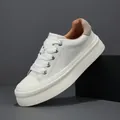 Baskets compensées en cuir blanc avec lacets larges et détail de talon en daim gris chic - 38 / Blanc