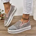 Zapatos de plataforma con purpurina para mujer y adornos de strass sobre suelo madera - Rosa