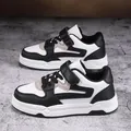 Zapatillas deportivas de cuero sintético blanco y negro para niños con cierre velcro. - 28 / Negro y Blanco