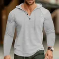 Detalle de una camiseta Henley con capucha para hombre en gris claro, tejido waffle y cuello en V. - S / Tops / Gris claro