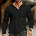 Detalle de la camiseta Henley de hombre en punto gofrado negro con capucha y cuello en V - S / Tops / Negro