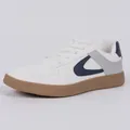 Zapatillas de suela gruesa en blanco y azul marino con suela de goma antideslizante. - Negro