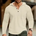 Détail d'un t-shirt Henley à capuche en maille gaufrée crème pour homme avec boutons. - Khaki