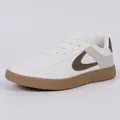 Zapatillas blancas de estilo alemán con suela de goma marrón y detalle de franja lateral - Caqui