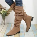 Detalle de botas altas de ante marrón arrugado con punta fina y tacón grueso de moda - 35 / Caqui