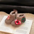Detalle de acogedoras botas de nieve de sherpa con parches festivos de árboles y mitones - Caqui