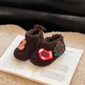 Detalle de botas de invierno de sherpa marrón para niños con parches de Navidad - Marrón