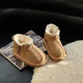 Gros plan de bottes de neige marron pour enfants avec doublure en fausse fourrure blanche. - Chameau