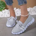 Vista detallada de zapatillas de punto gris para mujer con lazo y suela blanca. - 38 / Gris