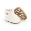 Detailansicht weißer gesteppter Babystiefel mit rutschfesten Sohlen und Schleifen - 11cm / Weiß
