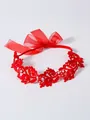 Detailansicht eines roten Spitzen-Stirnbands für Babys mit Perlen und Organza-Schleife - Rote Spitze mit Strass