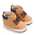 Zapatos clásicos de bebé tipo bota en color camel con suela blanda - Albaricoque