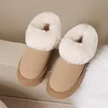 Primo piano di stivali da neve beige con fodera in pelliccia sintetica bianca e suola. - 36 / Albicocca