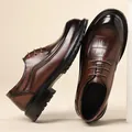 Zapatos Derby de cuero marrón para hombre con patrón de cocodrilo y suela gruesa. - 38 / Zapatos Derby con Cordones (769-1 Tie) / Marrón