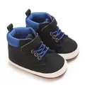 Primer plano de zapatos de andar para bebé de caña alta negro y azul con suelas blandas - Negro
