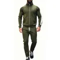 Chándal de hombre en color verde oliva con franjas blancas laterales y cuello alto - Verde Militar y Blanco