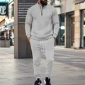Detalle del chándal de jacquard gris claro para hombre con sudadera y pantalones - Gris claro