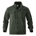 Vista detallada de chaqueta de pana para hombre verde oliva con botones frontales - S / Verde Oscuro