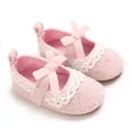 Detaillierte Nahaufnahme von weichen rosa Tweed-Prinzessin-Lauflernschuhen mit Spitze und Schleife - Rosa