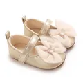 Detailansicht der golden schimmernden Babyschuhe mit Spitze und Herz-Schleife Design - Gold