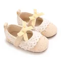 Detailansicht beige Baby-Prinzessin-Schuhe mit weißer Spitze und gelber Schleife - Aprikose