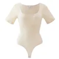 Naadloze bodysuit met vierkante hals, korte mouwen en string-model in beige. - XXS/XS / Tops / Broken Wit