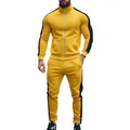 Vista detallada de un chándal amarillo para hombre con rayas laterales negras y cuello. - Patchwork Amarillo Negro