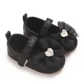 Detailansicht von schwarzen Baby-Lauflernschuhen mit eleganter Netzschleife und Goldherz. - Schwarz