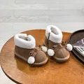 Detailansicht brauner Kleinkinder-Schneestiefel mit Plüschfutter und Pompon-Schleife - Größe 23 (Innenlänge 14,5 cm) / Camel