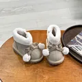 Detailansicht von beige Schneestiefeln für Kleinkinder mit Plüschfutter und Pompons - Größe 23 (Innenlänge 14,5 cm) / Aprikose