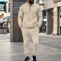 Detailweergave van beige heren joggingpak met kabelpatroon in de stad - Khaki