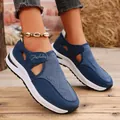 Vue détaillée des chaussures en maille respirante bleue avec fermeture velcro - Bleu