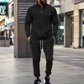 Conjunto de chándal negro texturizado para hombre con media cremallera en un entorno urbano. - S / Top Y Pantalón / Negro