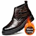 Dunkelbraune Herrenstiefelette aus geprägtem Leder mit warmem Fleecefutter und Schnallen. - 38 / Braun Fleece-gefüttert