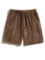 Detailansicht der braunen Herren-Korallenvlies-Shorts mit weicher Plüsch-Stoffstruktur - S / Unterteile / Camel
