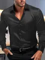 Detailopname van een zwart zijden herenshirt met een subtiele V-patroontextuur en zakje - S / Tops / Zwart